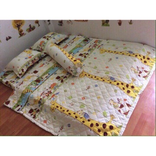 Chăn ga gối. bộ gồm 1 ga chun 2 gối đầu và 1 chăn trần hè. giá chỉ 250.000₫/ bộ. kích thước m6-2m và m8-2m.