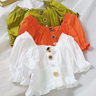 Áo kiểu cổ vuông, tay lỡ loe nhẹ