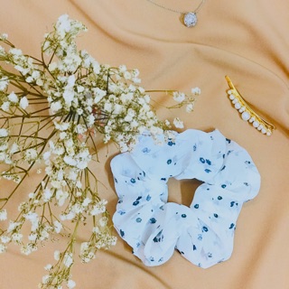 Dây thun cột tóc Vintage Scrunchie trắng bông xanh (size trung)