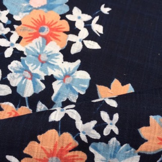 Vải linen xô gân nền xanh navy hoa chùm rơi.