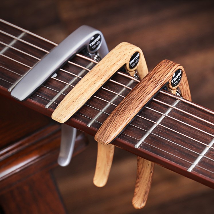 Capo guitar màu gỗ Leson