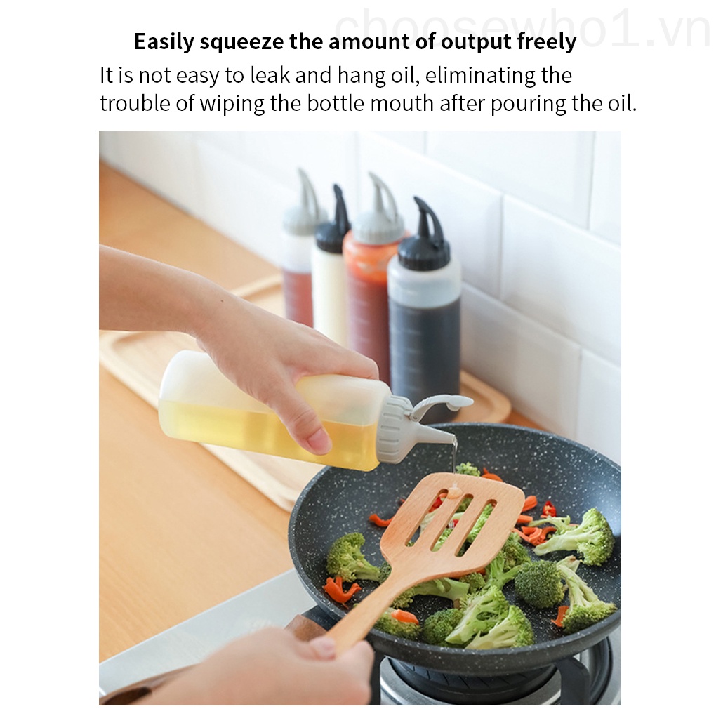 Bình xịt nhựa đựng mật ong dầu ăn trong nhà bếp