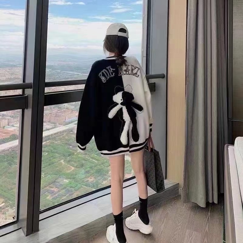 Áo khoác len nữ cardigan âm dương đen trắng tương phản cổ chữ V gắn gấu bông tay dài Hàn Quốc ulzzang