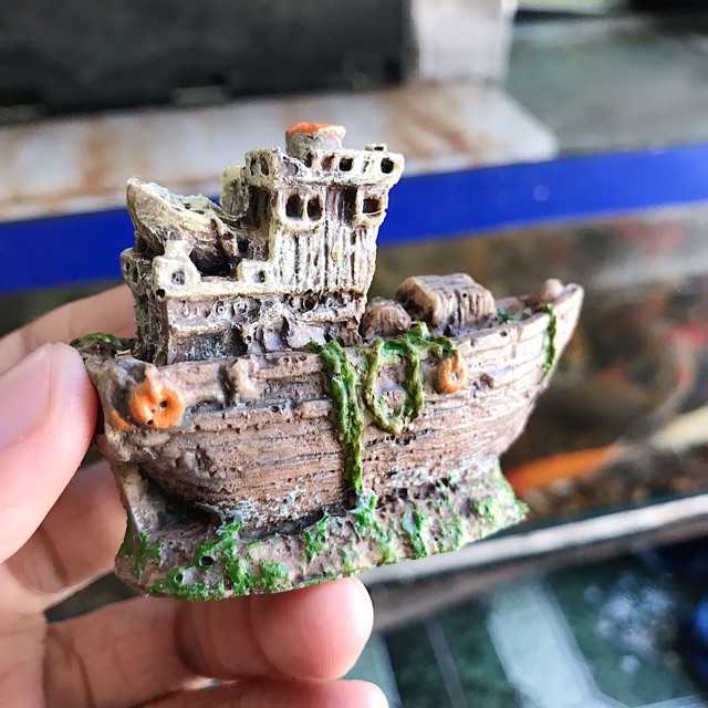 THUYỀN TRANG TRÍ HỒ CÁ NON BỘ DÀI 7CM CAO 6CM