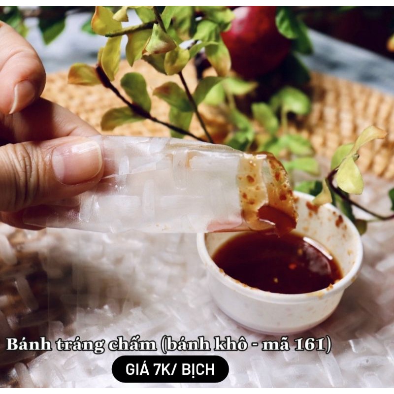 Bánh tráng chấm sốt chua cay