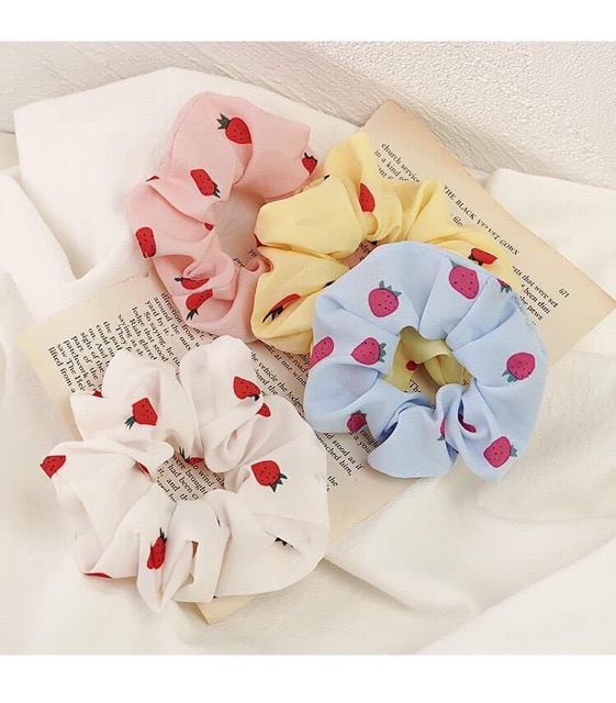 Chun cột tóc scrunchie trái dâu tây