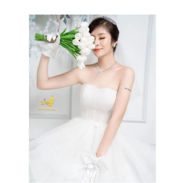 hoa cầm tay cô dâu tuylip trắng 16 bông