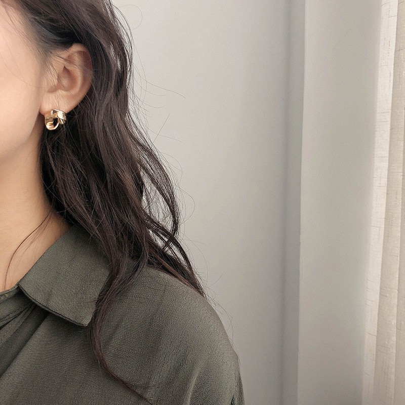 Bông tai hình tam giác độc đáo