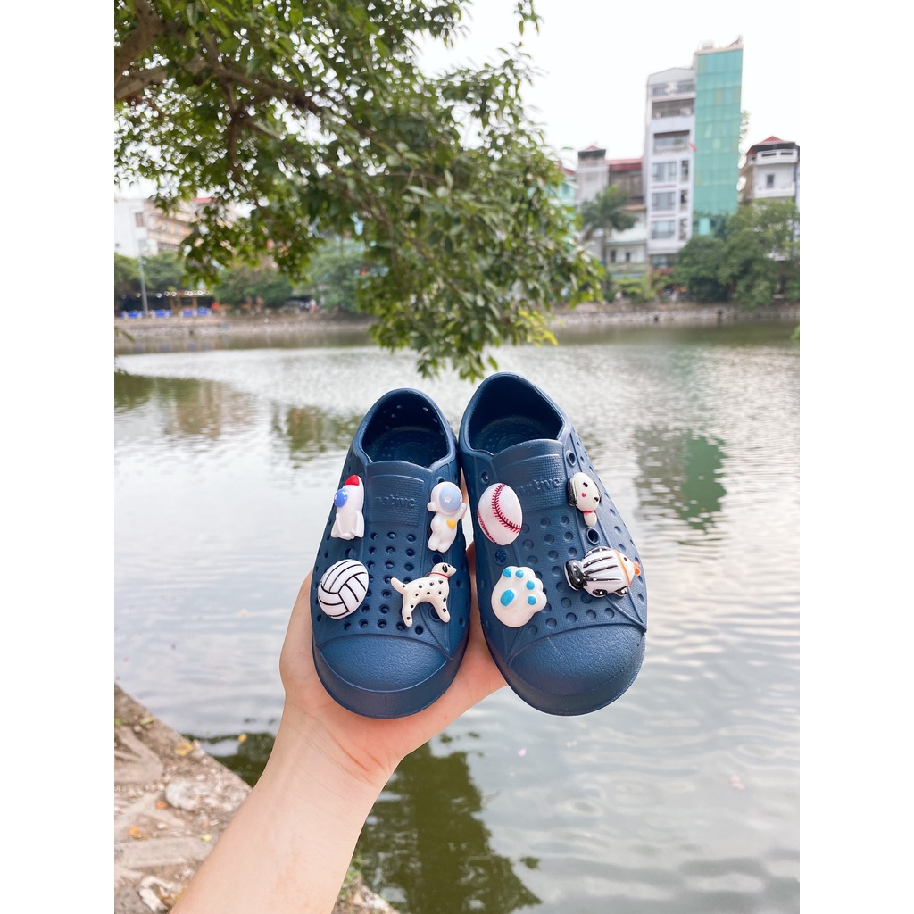 Giầy nhựa native tặng 8 charm cho bé chính hãng xuất dư xịn