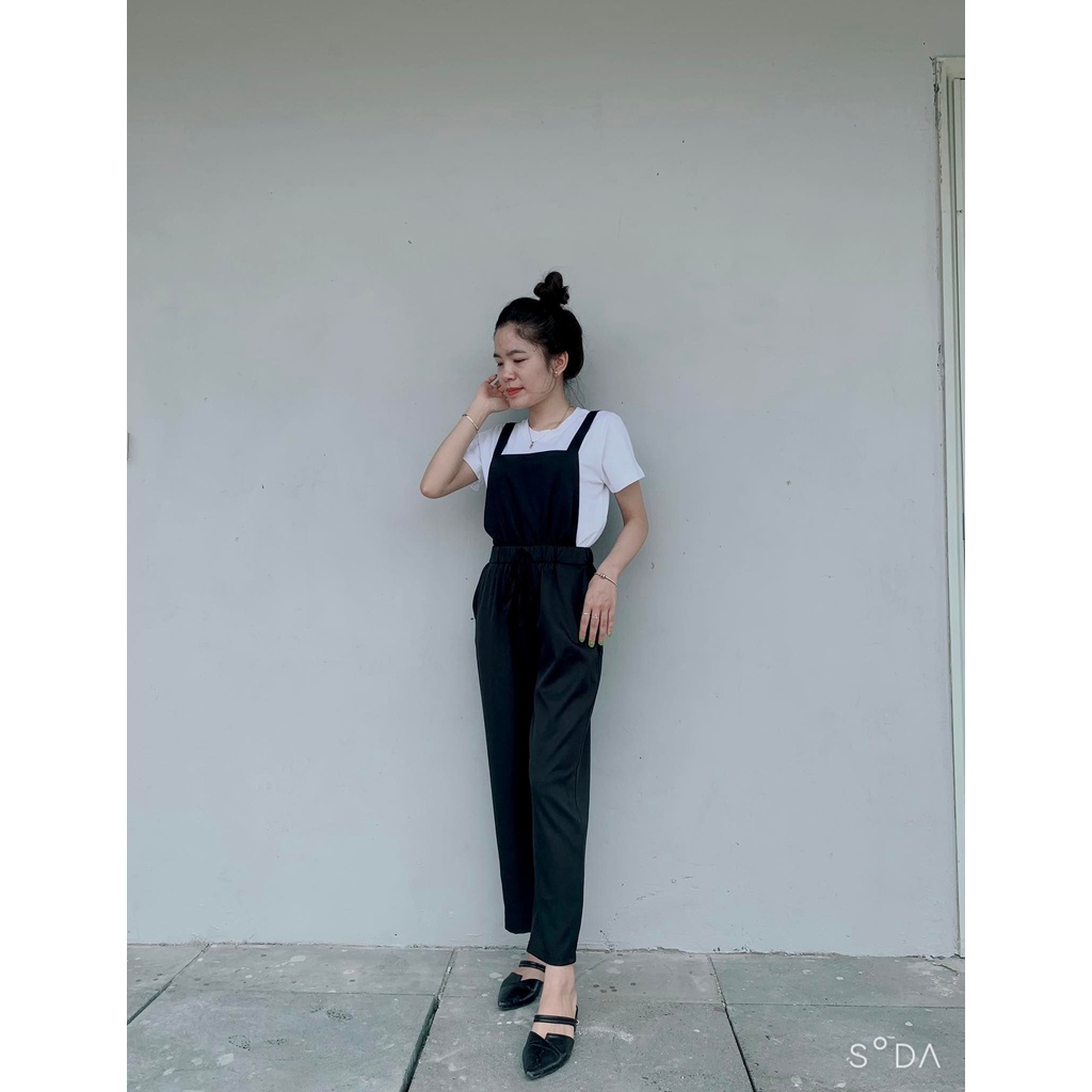 Set đồ nữ gồm quần yếm chất trượt Hàn và áo trắng cộc tay thanh lịch