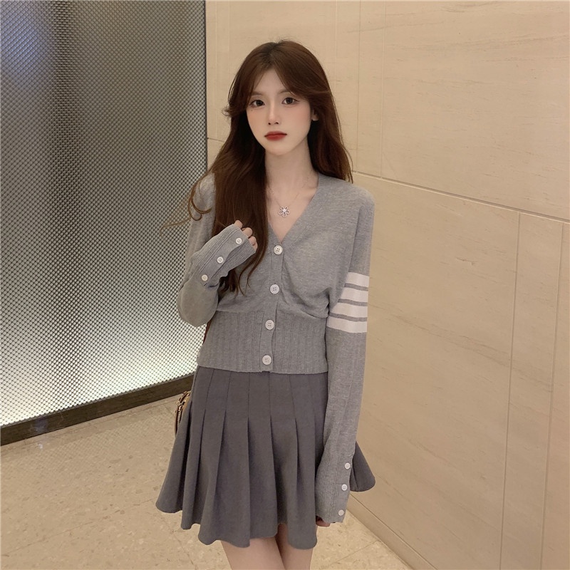 Áo cardigan len trơn kẻ ngang tay dài cài cúc cổ V dáng ngắn | BigBuy360 - bigbuy360.vn