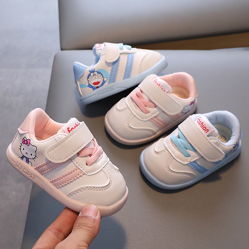 Giày thể thao siêu mềm êm nhẹ cho bé trai bé gái tập đi sz 16-20 họa tiết Mèo Doremon và kitty xinh xắn
