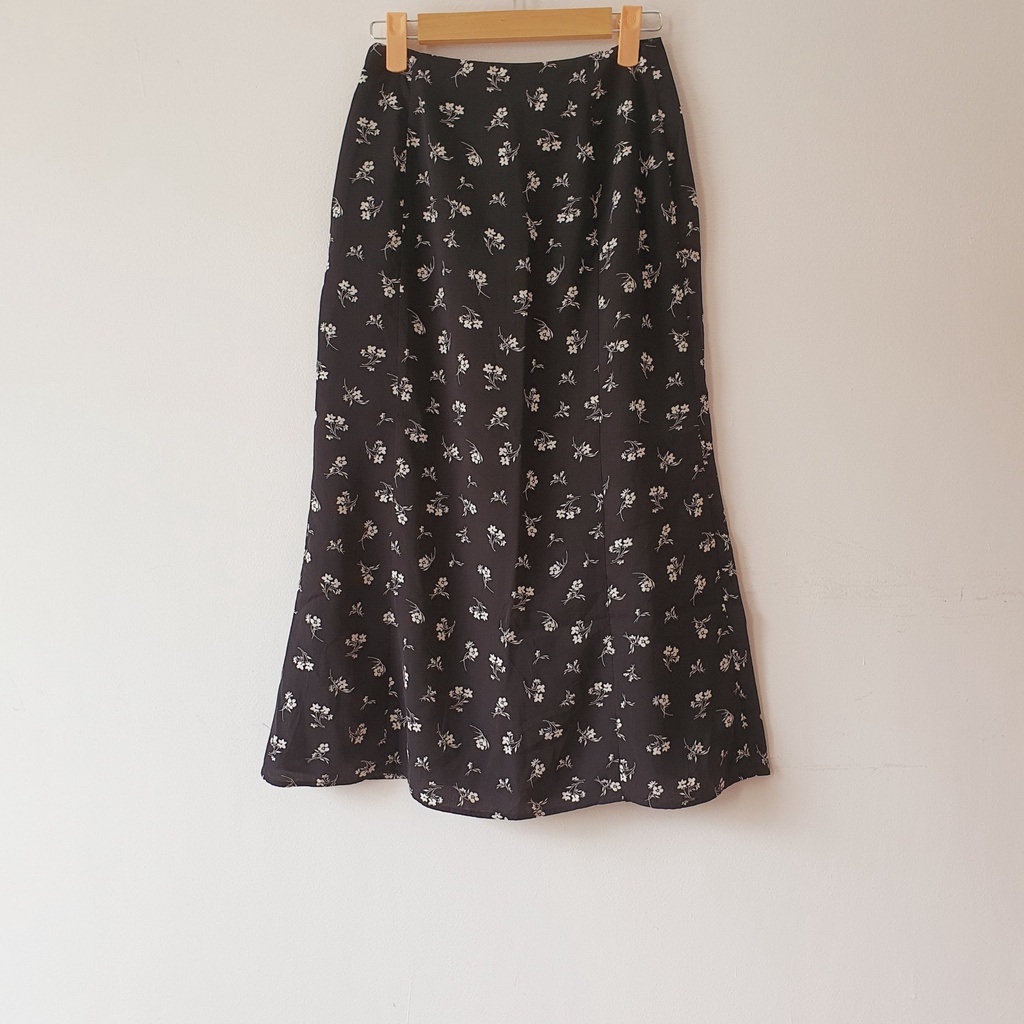 Chân váy đen hoa vintage hiệu Mixxo - Em và nắng