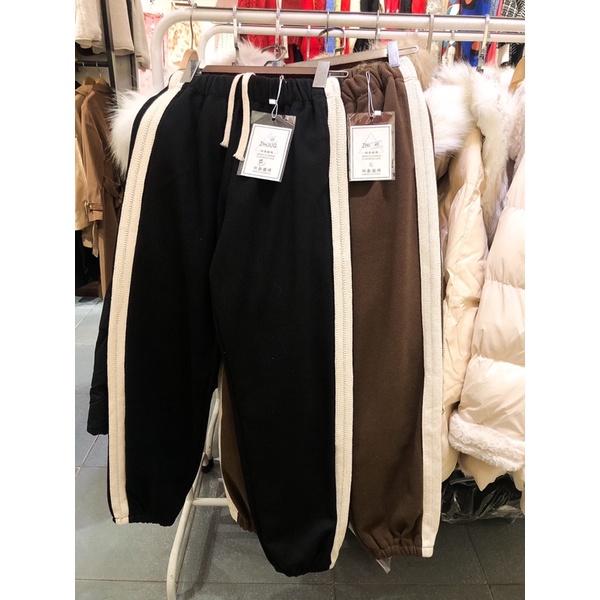 Quần jogger sọc trắng