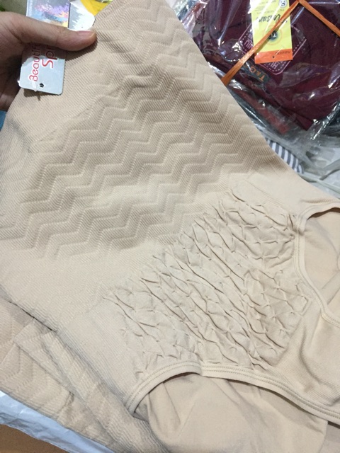 Quần gen mặc đầm ôm cả bụng