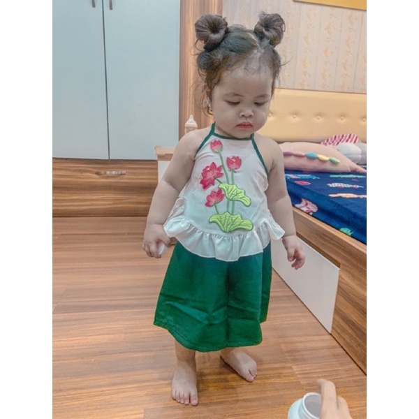 Yếm Lụa Hoa Sen Chân Váy Xanh Cho Bé Gái