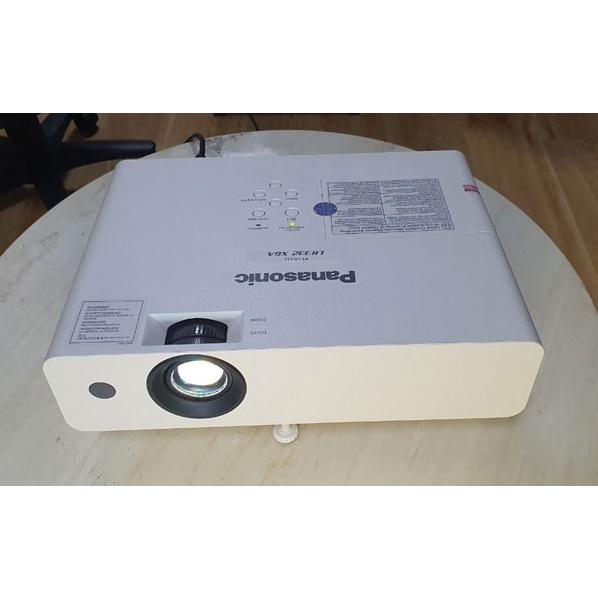 Máy chiếu Panasonic PT-LB300 Sáng Rỏ Đẹp