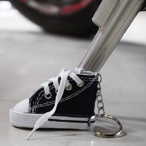 Móc khóa hình chiếc giày vải canvas mini trang trí chân chống xe máy