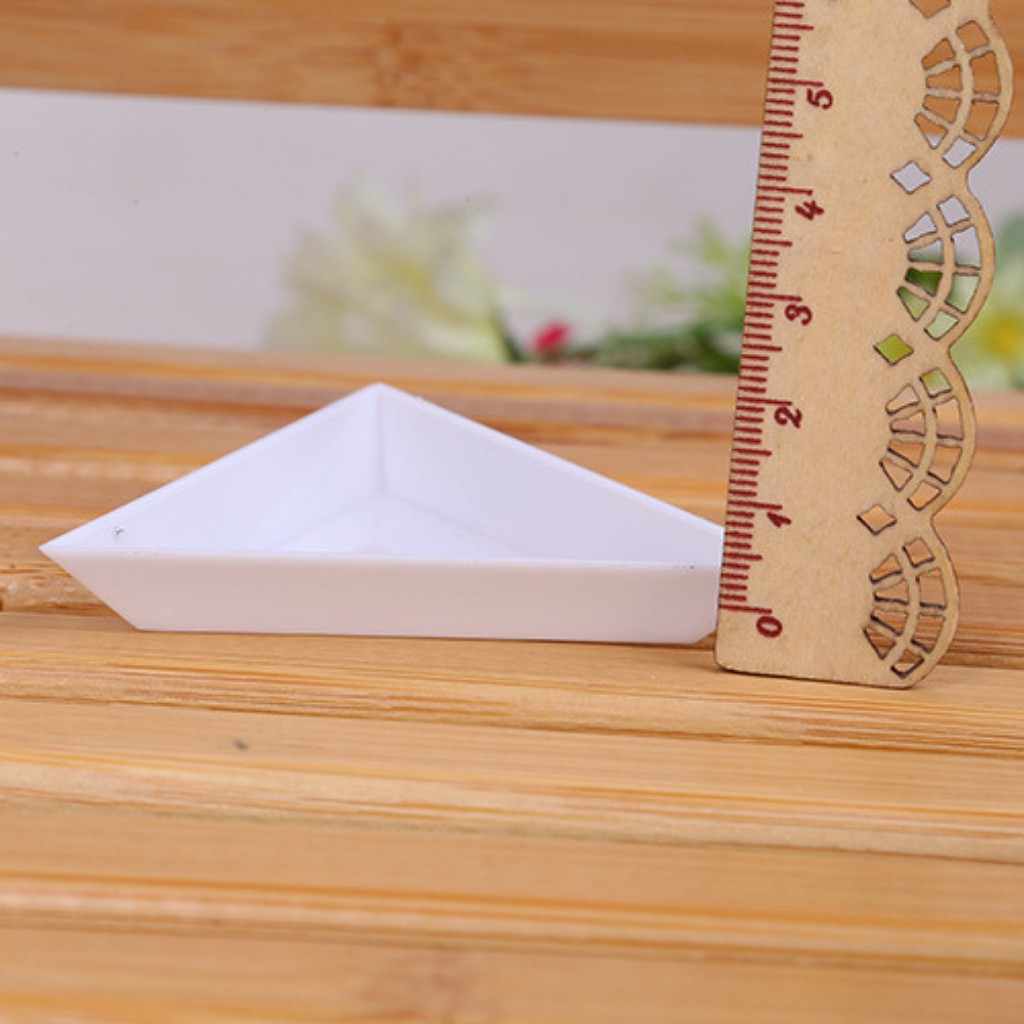 Khay nhựa hình tam giác đựng đá , charm