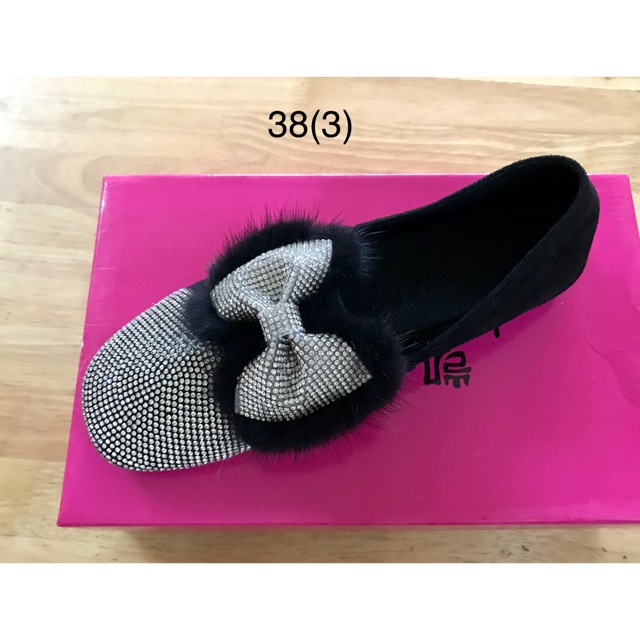 bệt lông đen phù hợp đi chơi nhé các chế phù hợp chi các chế iu đi chơi mùa đông nhé. Giày đẹp giá rẻ không mua tiếc lắm