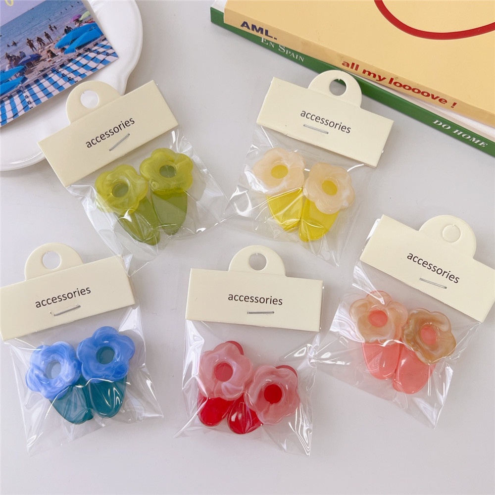 Set 2 Kẹp Tóc Hình Bông Hoa Bằng Acrylic Màu Kẹo Ngọt Dành Cho Nữ