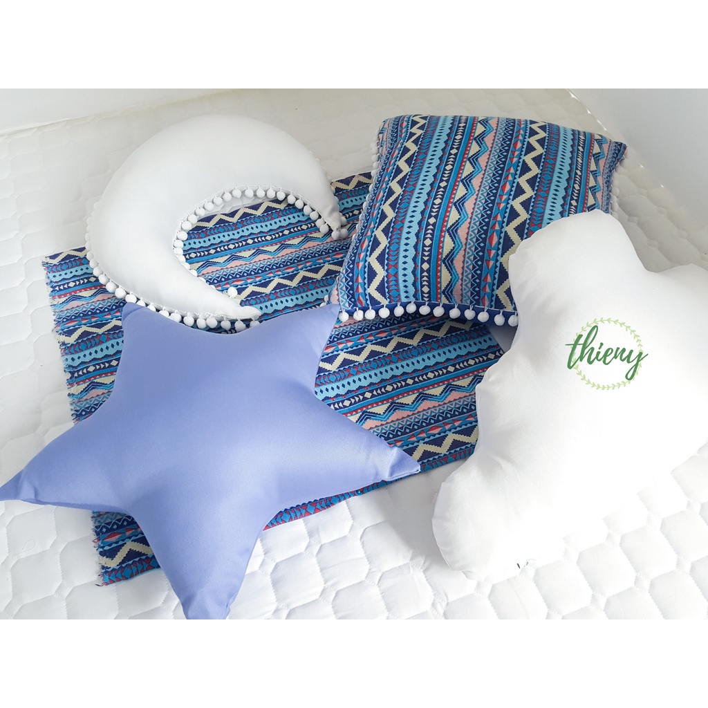 Gối trăng, sao, mây, vuông đã nhồi bông 40x40cm. Tông xanh trắng thổ cẩm. Vải Kaki, Cotton, Canvas dày cao cấp.Gối sofa