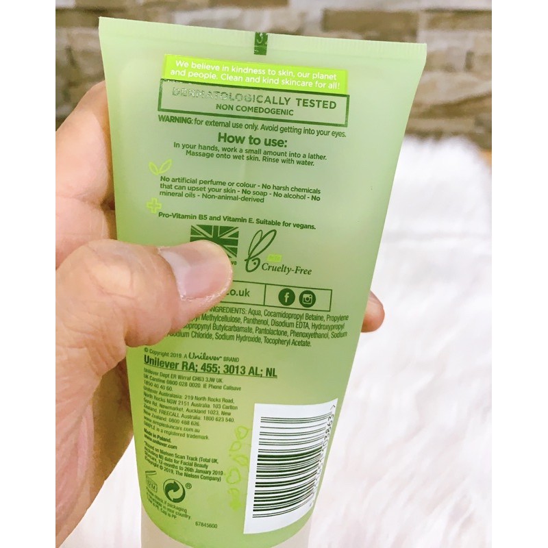 Sữa Rửa Mặt Simple Gel Kind To Skin Refreshing Facial Wash Gel