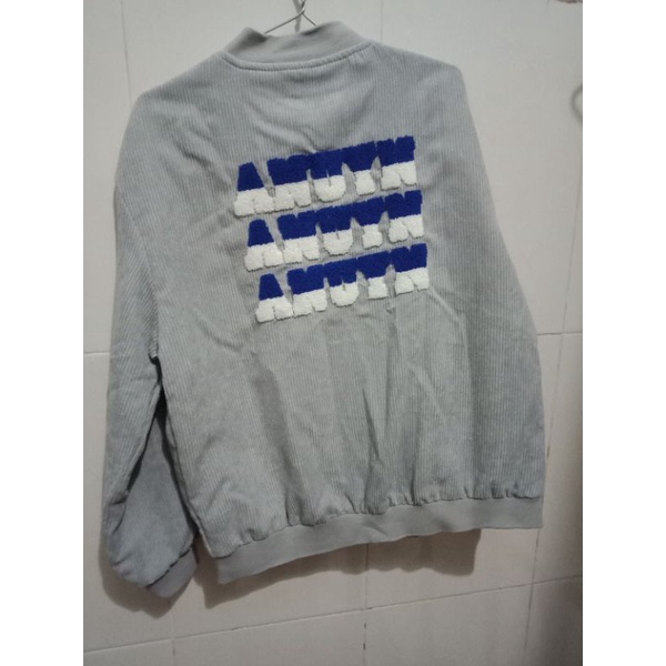 áo bomber, màu xám, chữ được thêu nổi cực kỳ đẹp và chất lượng có thể nhắn cho tôi để xem hình ảnh áo chất lượng nhất