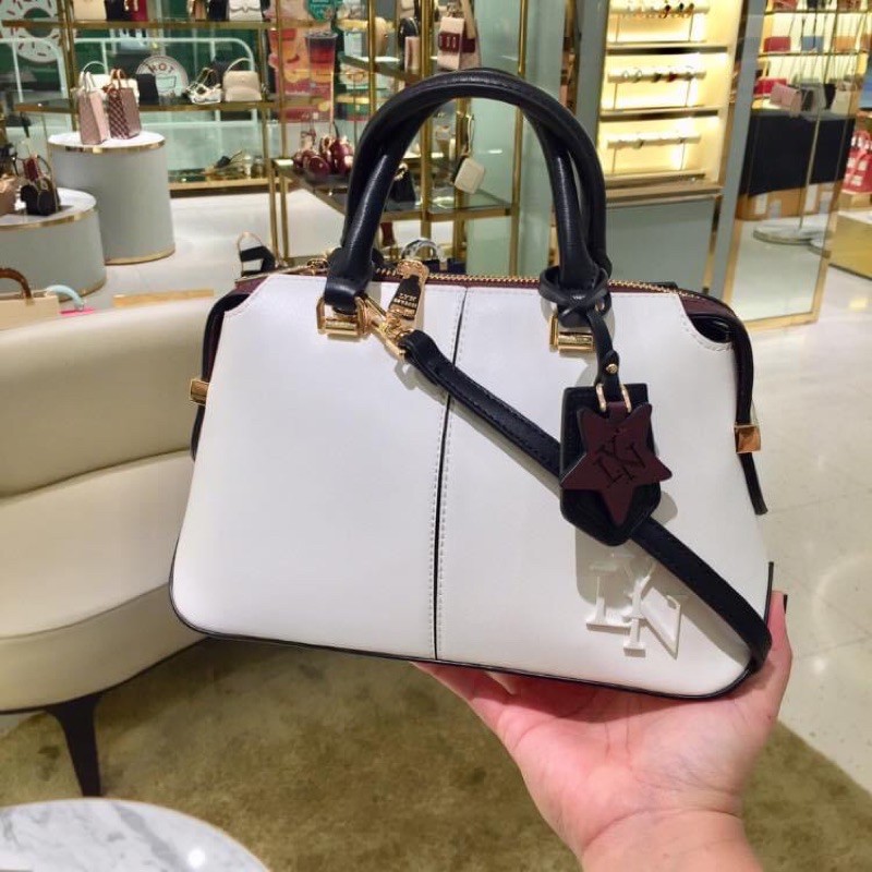 𝐓𝐮́𝐢 𝐭𝐫𝐨̂́𝐧𝐠 𝐭𝐚𝐲 𝐜𝐚̂̀𝐦 𝐋𝐘𝐍 𝐍𝐨𝐯𝐚 - 𝐌𝐀̂̃𝐔 𝐌𝐎̛́𝐈