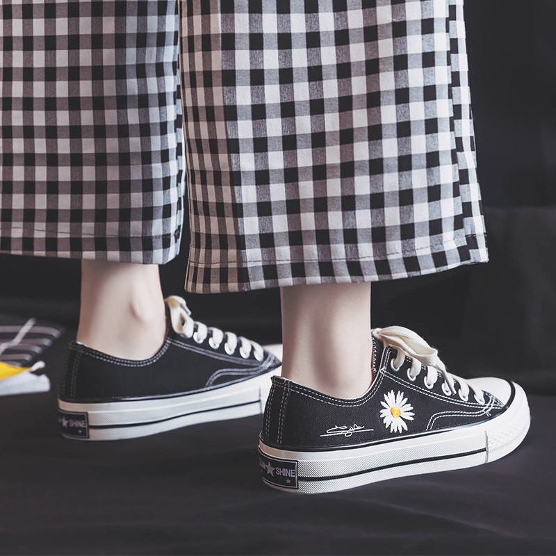 Giày nữ sneaker thể thao thêu hoa cúc chữ ký kiểu dáng đơn giản
