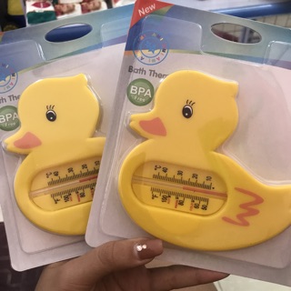 Đo nhiệt độ nước tắm cho bé