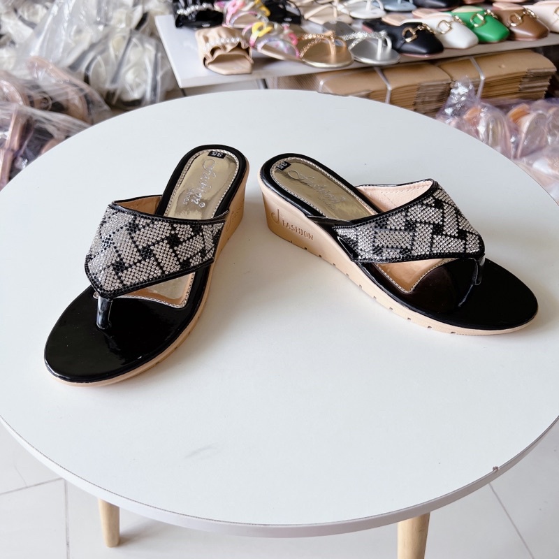 Dép xỏ ngón nữ trung niên đế cao 5cm may xoàn miến lên quai bền chắc đẹp