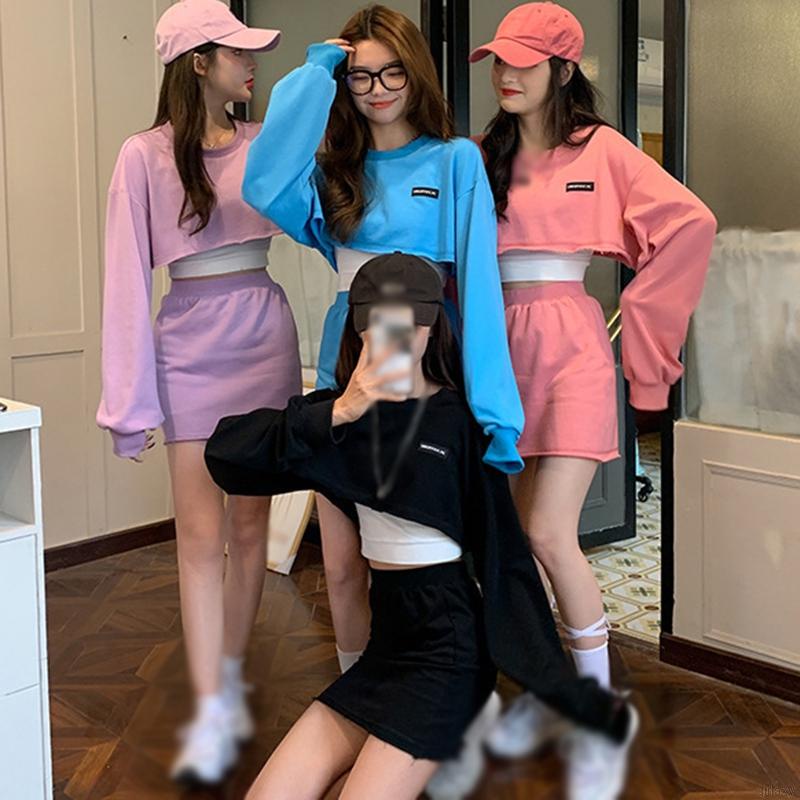 Seto áo sweatshirt tay dài cổ tròn và chân váy mini lưng cao phong cách Hàn Quốc cho nữ
