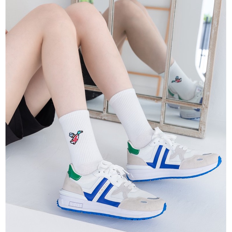 Vớ WAFNHA D163 màu trắng thêu họa tiết đơn giản