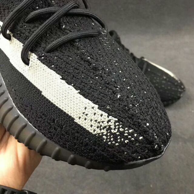 Giày Thể Thao Màu Trắng Của Dòng Adidas Yeezy Boost 350 V2