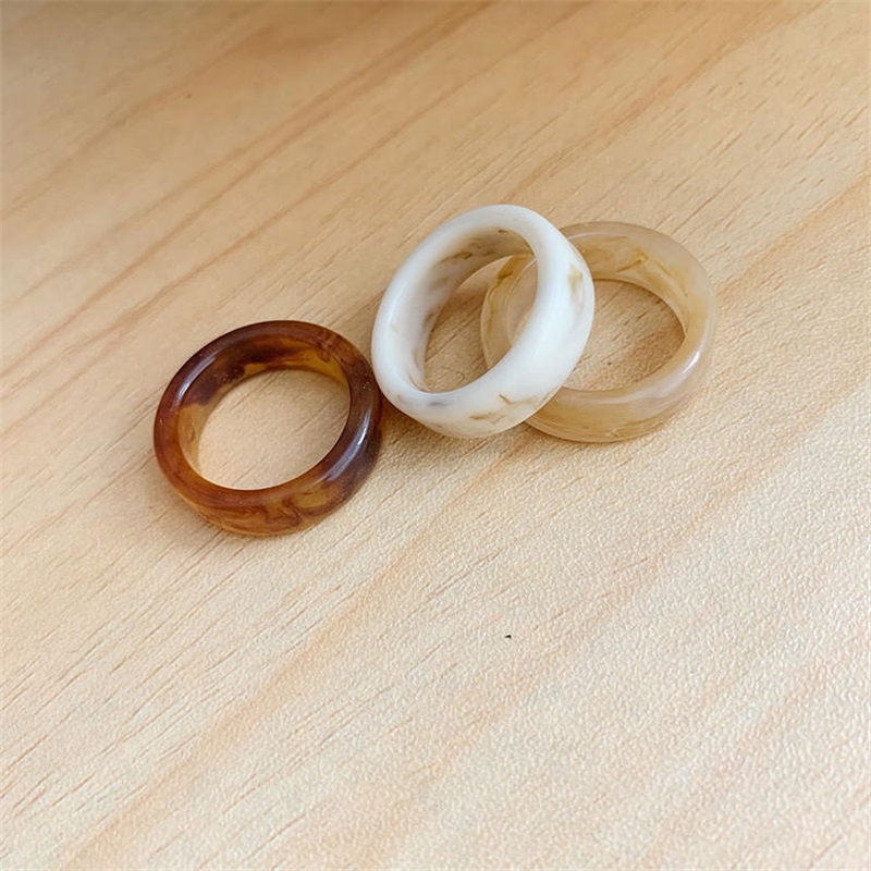 Nhẫn chất liệu acrylic thời trang