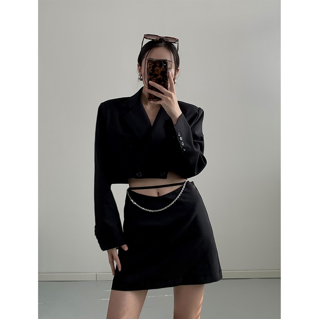 Chân váy nữ Kaylar Skirt màu đen dáng ngắn, chất liệu dày dặn, kèm dây xích - Uni By Heart