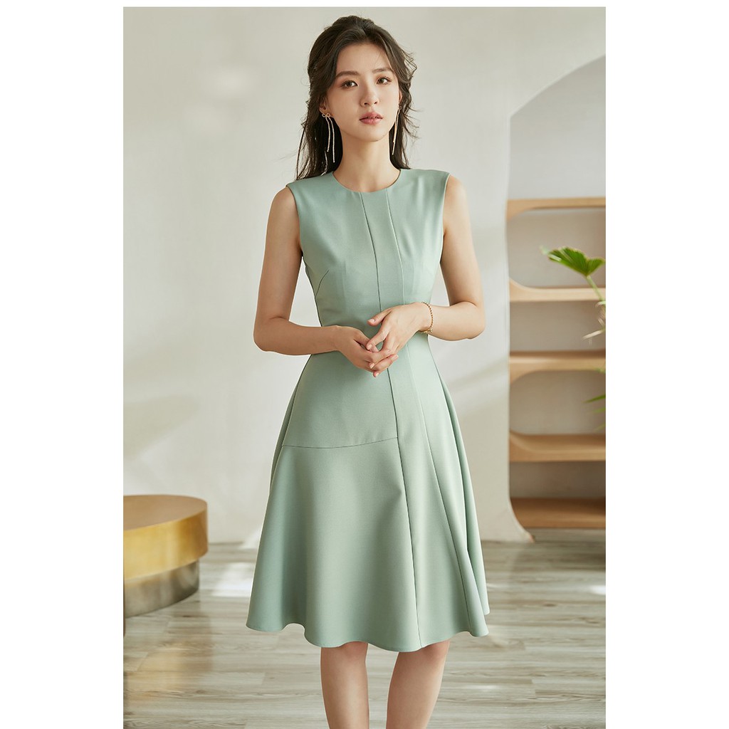 Váy xòe cổ tròn sát nachs họa tiếc trơn tối giản