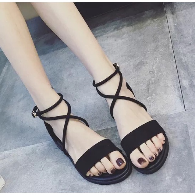 Sandal dây buộc