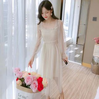 Váy ren cổ vuông