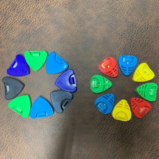 Hộp dán đựng pick phím gảy trên đàn guitar