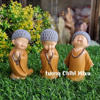 Tượng chú tiểu áo nâu đội nón len - mẫu đứng đeo chuỗi an nhiên tự tại