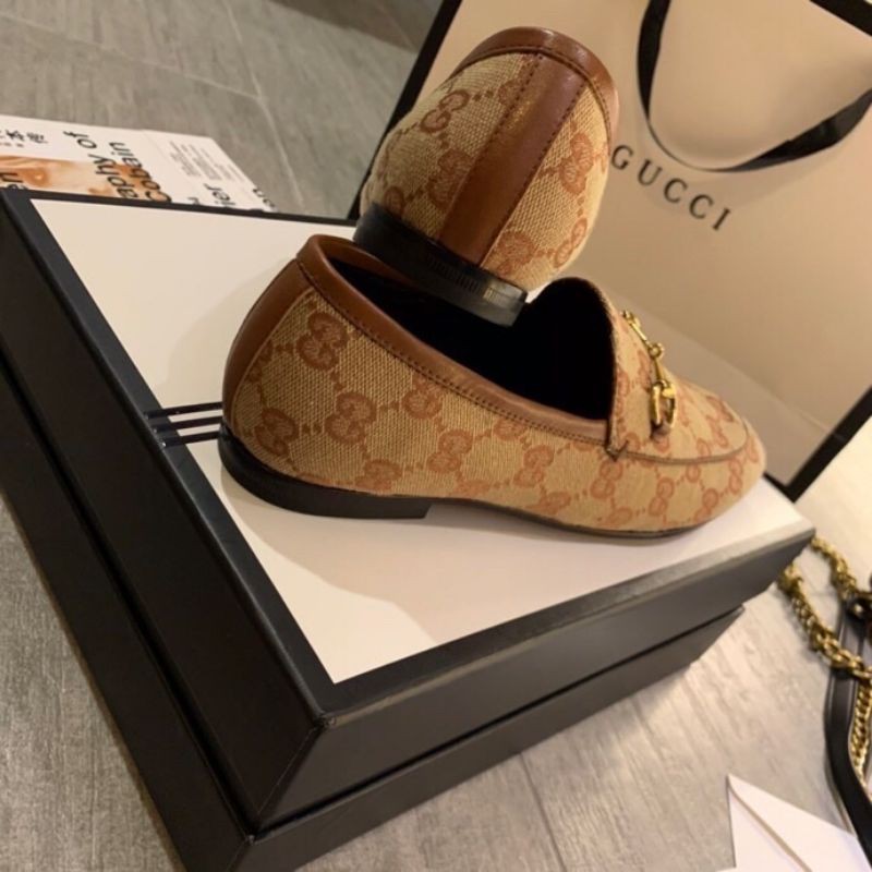 giày lười loafer nam nữ da thật mũi tròn gắn quai xích G-G in họa tiết hình ong Gucci GC