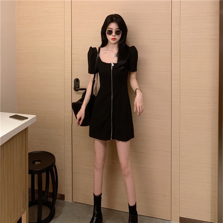 Đầm đen cổ vuông dây kéo khóa trước