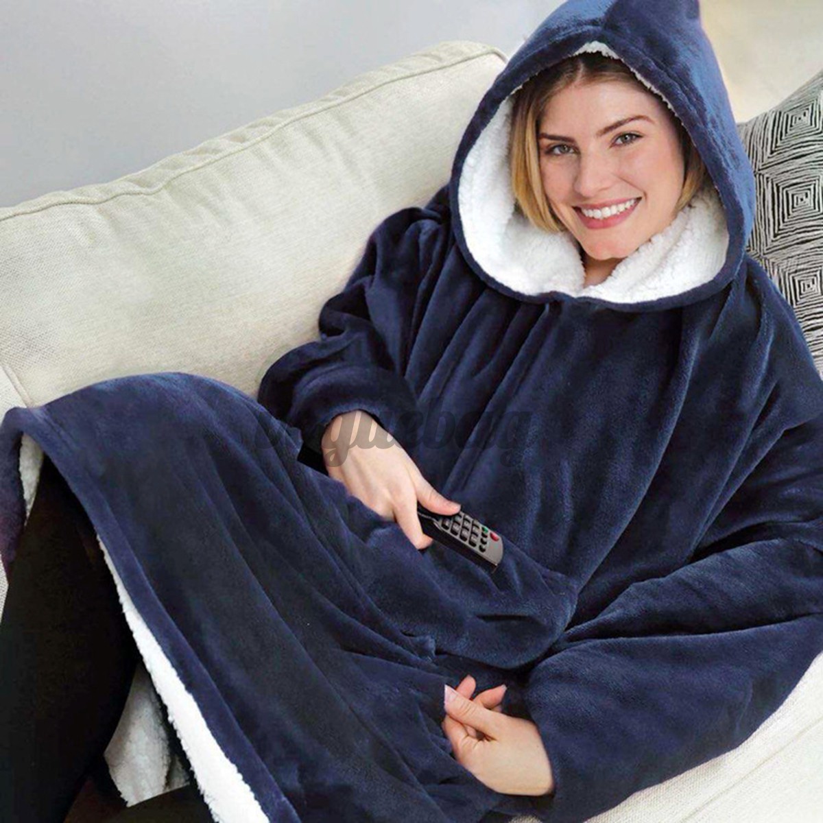 Áo nỉ ngoại cỡ có mũ trùm đầu rộng kiêm chăn lông siêu bông mịn ấm áp | BigBuy360 - bigbuy360.vn