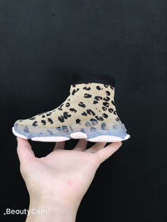 Boot báo bé gái