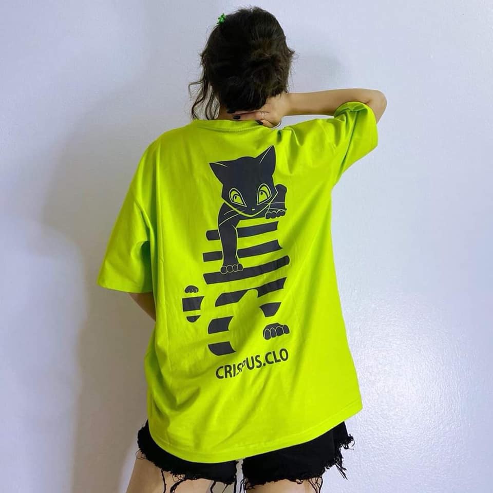 Áo thun nữ tay lỡ freesize phông form rộng dáng Unisex, mặc lớp, nhóm, cặp in chữ crispus HÌNH MÈO màu xanh chuối