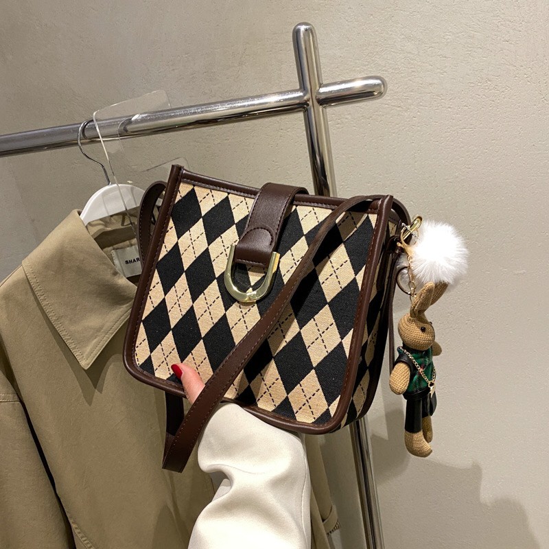 Túi tote họa tiết quả trám phối viền da nâu có khóa kéo style vintage P105