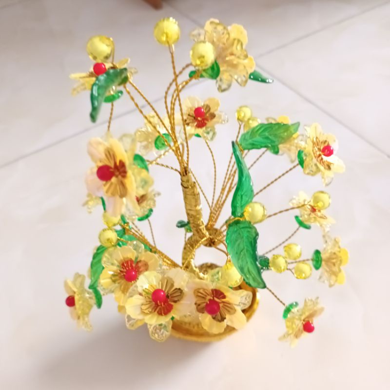 Cây cành vàng lá ngọc, cây hoa mai vàng tài lộc trưng bàn thờ ông địa Thần Tài kích hoạt may mắn tài lộc
