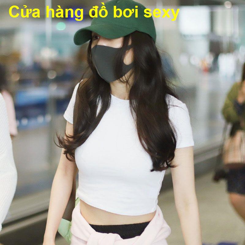 Yang Mi cùng phong cách đen trắng cắt ngắn áo sơ tay cạp cao mùa hè mới của phụ nữ Hàn Quốc